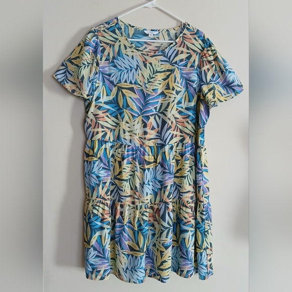 Time and Tru Dresses & Skirts - Time and Tru Tiered Tropical Print Short Sleeve Pullover Dress